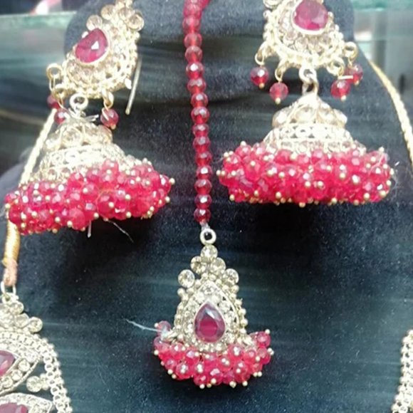 Traditional Indian Style Bridal Jewelry Set - Picture 2 of 6